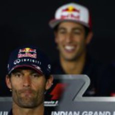 Mark Webber en la rueda de prensa, delante de Daniel Ricciardo