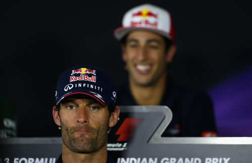 Mark Webber en la rueda de prensa, delante de Daniel Ricciardo