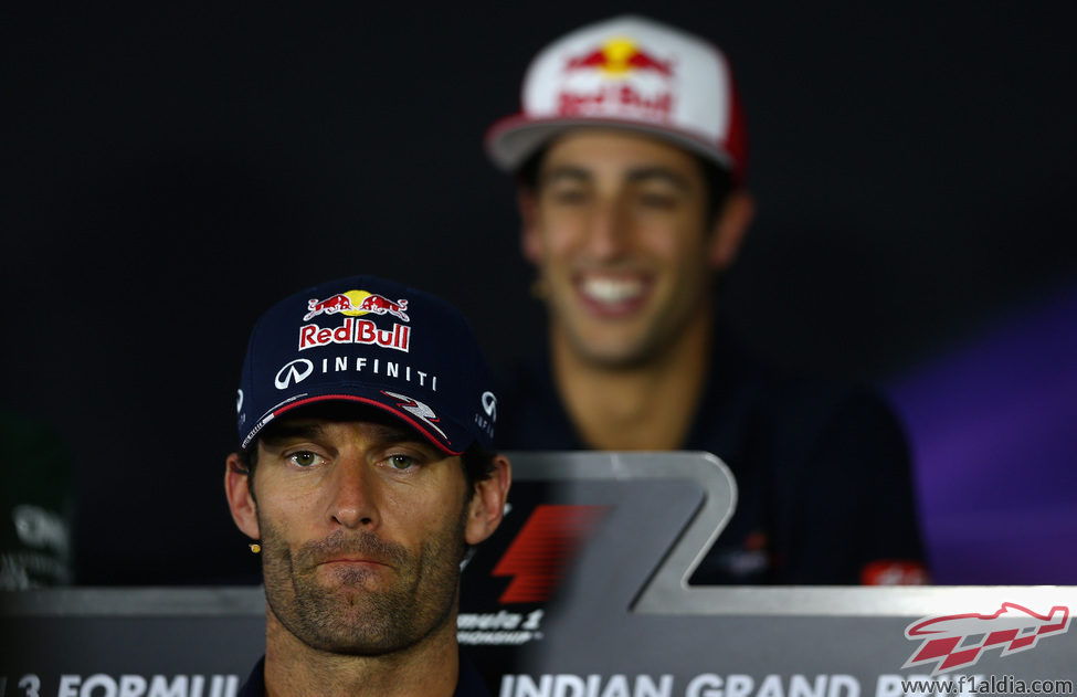 Mark Webber en la rueda de prensa, delante de Daniel Ricciardo