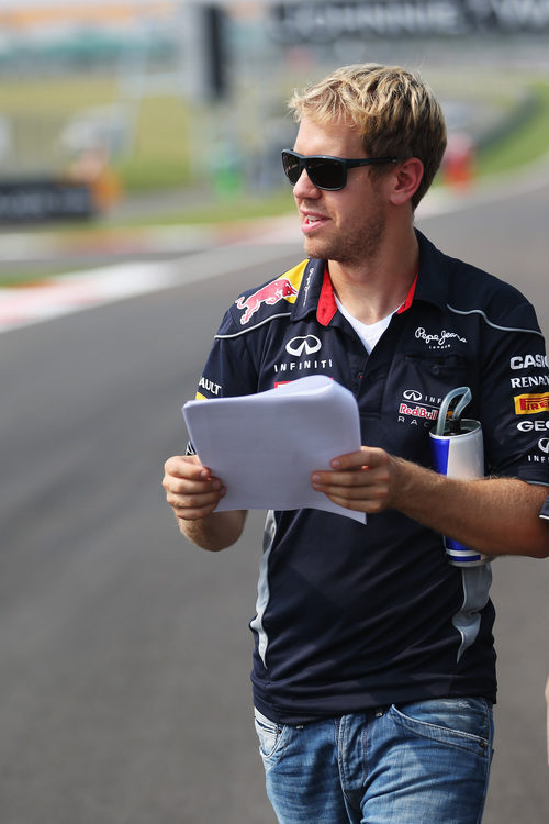 Sebastian Vettel 'estudia' los datos de este fin de semana