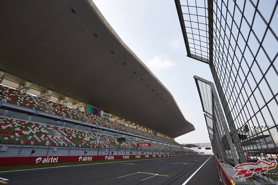 Grada principal del Buddh International Circuit