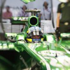 Charles Pic espera paciente en el box de Caterham