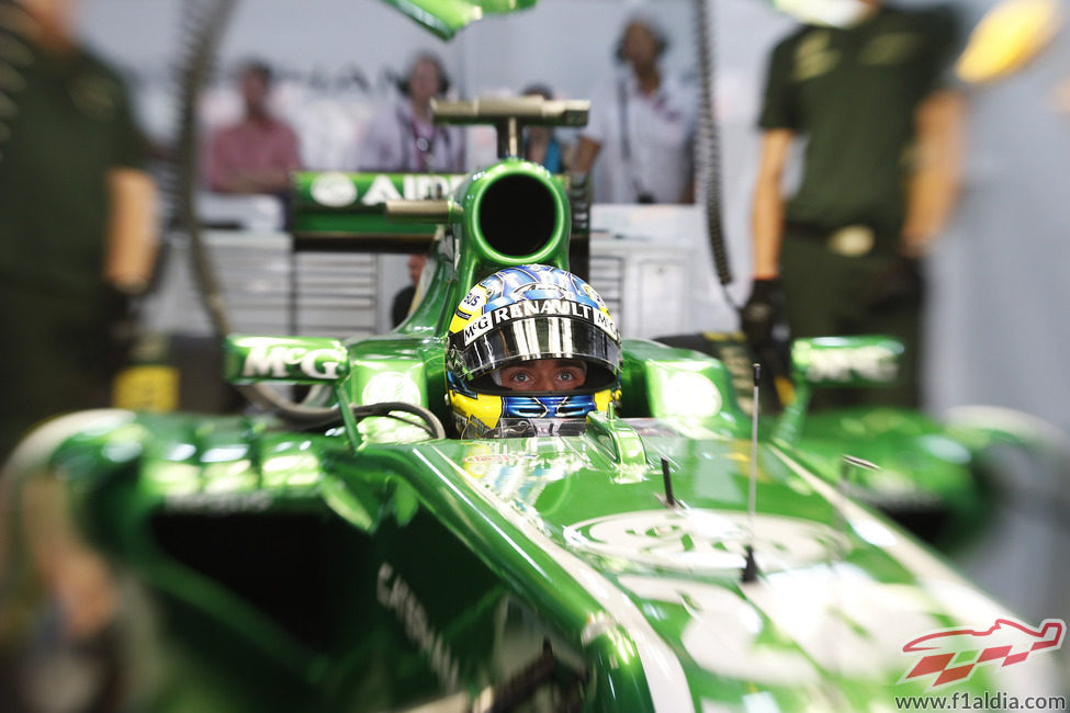 Charles Pic espera paciente en el box de Caterham