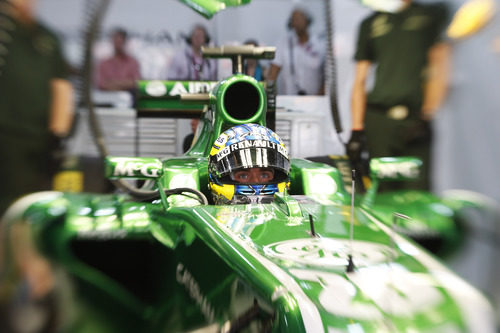 Charles Pic espera paciente en el box de Caterham