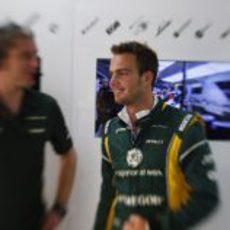 Giedo van der Garde sonríe en el box de Caterham