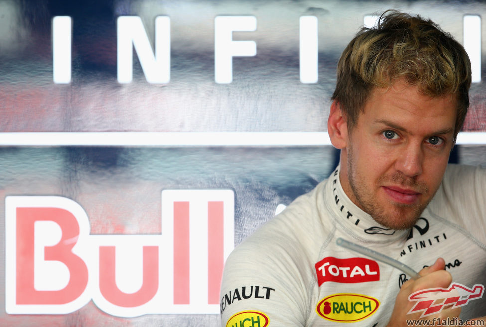 Sebastian Vettel relajado en el box de Red Bull