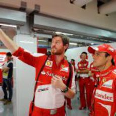 Felipe Massa y Rob Smedley en el box de Ferrari