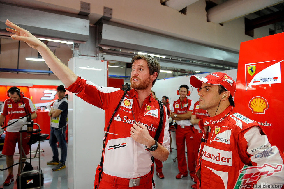 Felipe Massa y Rob Smedley en el box de Ferrari