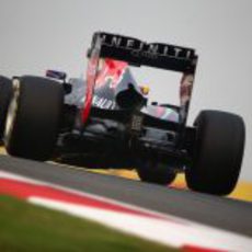 Gran vista trasera del RB9 de Mark Webber tomando una curva del Buddh International Circuit