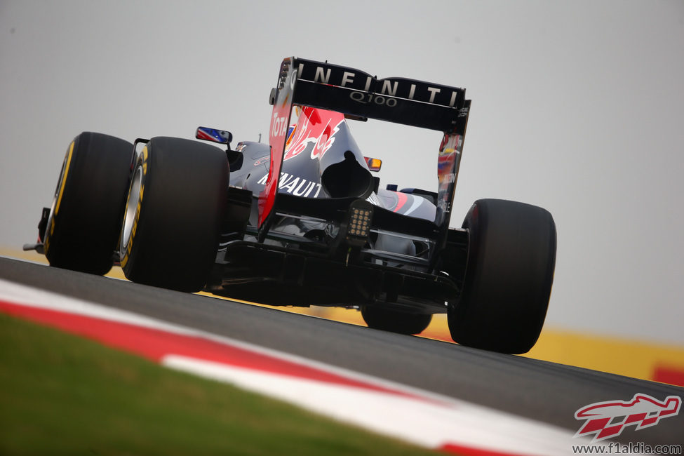 Gran vista trasera del RB9 de Mark Webber tomando una curva del Buddh International Circuit