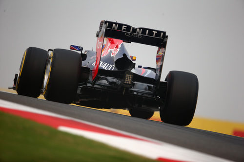 Gran vista trasera del RB9 de Mark Webber tomando una curva del Buddh International Circuit