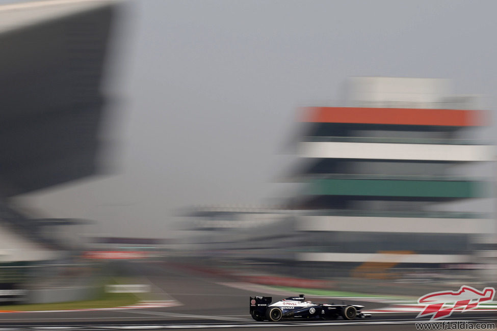 Pastor Maldonado se dirige a los boxes de Williams en el Buddh International Circuit