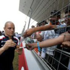 Valtteri Bottas firma autógrafos a los aficionados indios