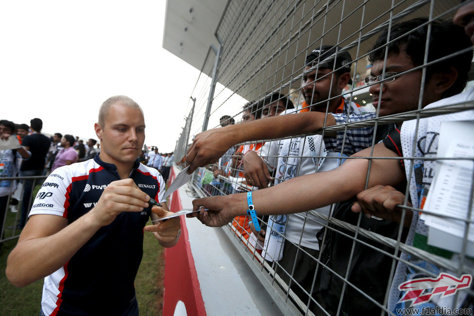 Valtteri Bottas firma autógrafos a los aficionados indios