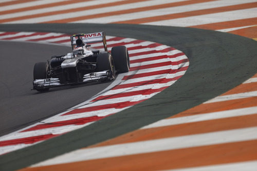 Valtteri Bottas aborda una de las curvas más complicadas del circuito indio
