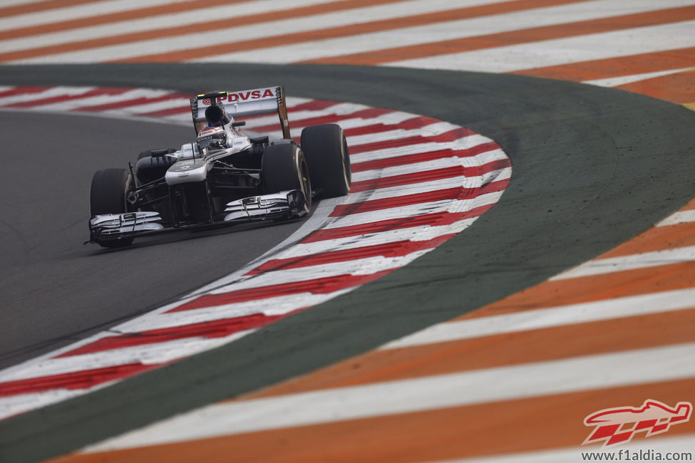 Valtteri Bottas aborda una de las curvas más complicadas del circuito indio