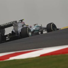 Lewis Hamilton 'huye' de la contaminación