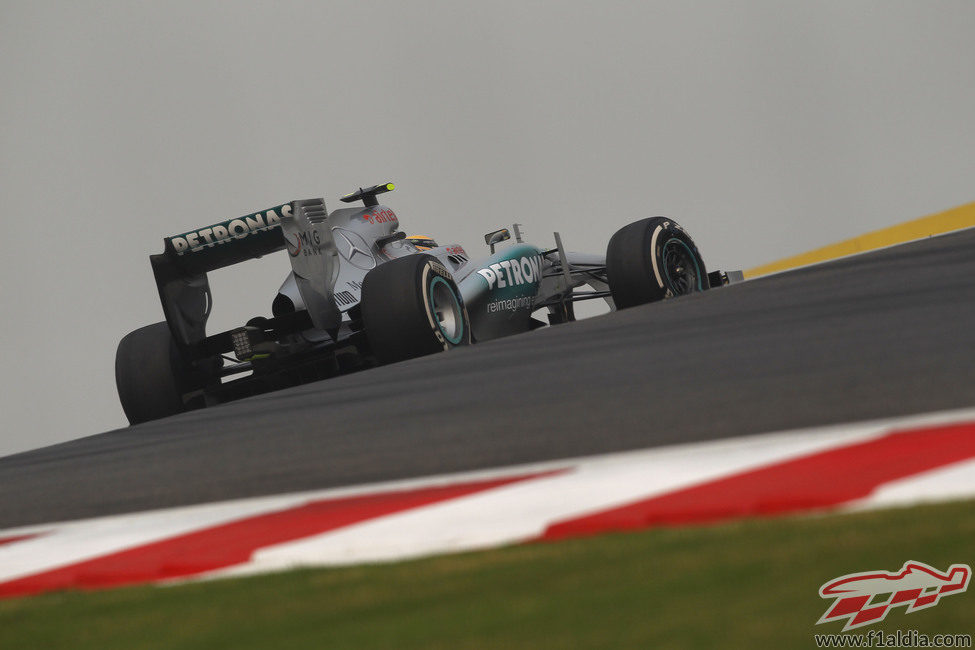 Lewis Hamilton 'huye' de la contaminación