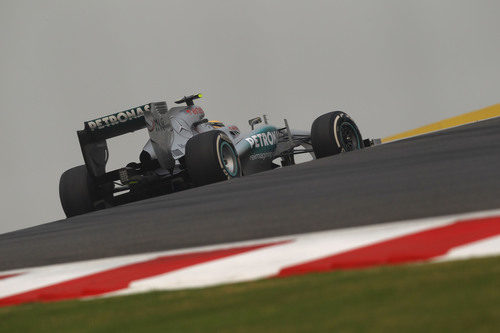 Lewis Hamilton 'huye' de la contaminación