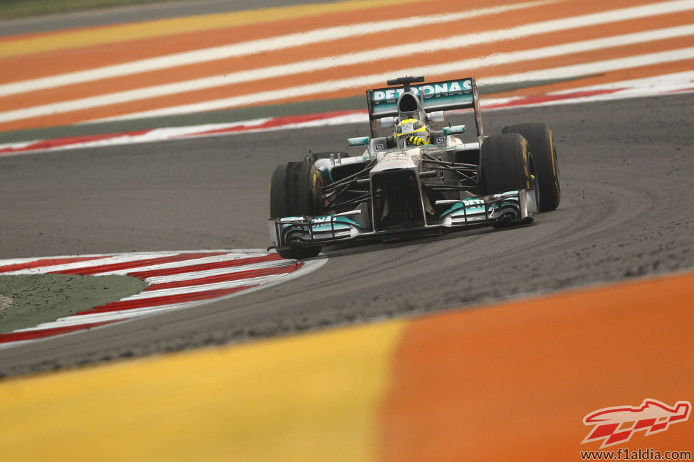 Nico Rosberg, en plena curva del circuito indio
