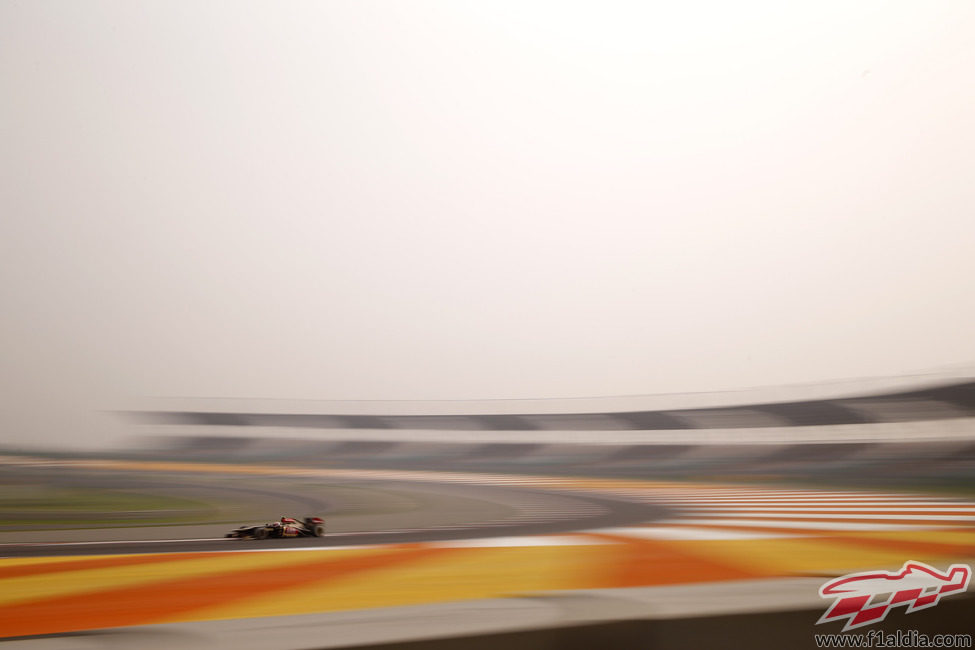 Increíble instantánea de Romain Grosjean entre las curvas 10 y 11