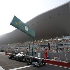 Nico Rosberg abandona el 'pitlane'