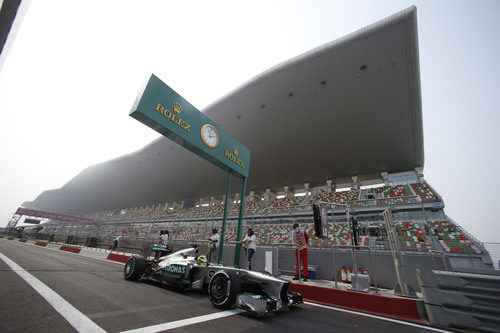 Nico Rosberg abandona el 'pitlane'