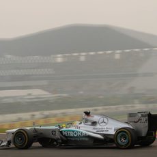 Nico Rosberg avanza entre la polución