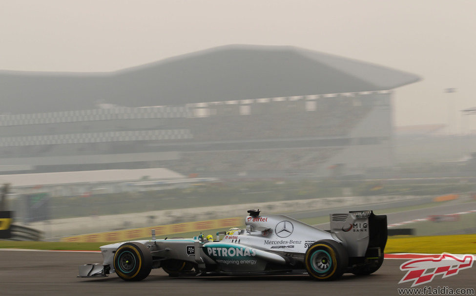 Nico Rosberg avanza entre la polución