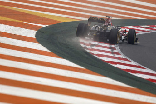 Kimi Räikkönen en dificultades para controlar su Lotus