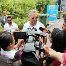 Vijay Mallya atiende a la prensa en la India