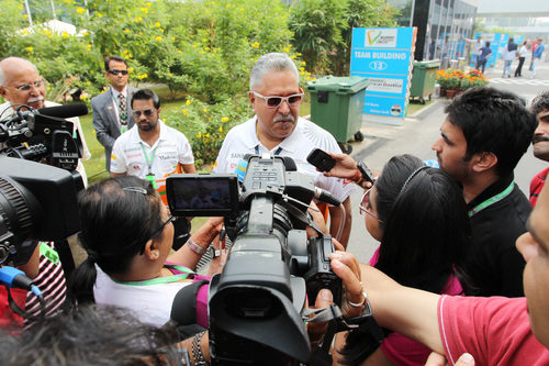 Vijay Mallya atiende a la prensa en la India