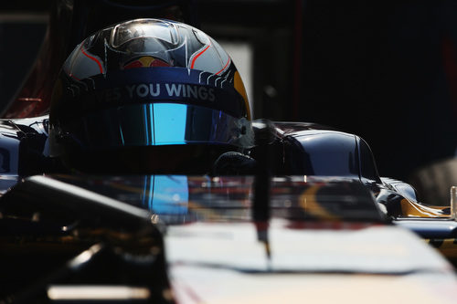 Detalle de Daniel Ricciardo en el Toro Rosso esperando a salir a pista