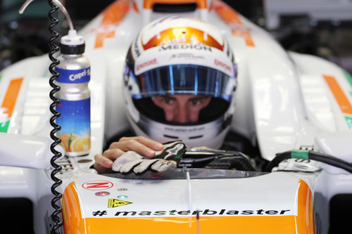 Adrian Sutil se prepara para salir al asfalto