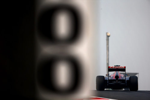 Vista trasera de Daniel Ricciardo tras pasar por un cartel de distancia a la curva