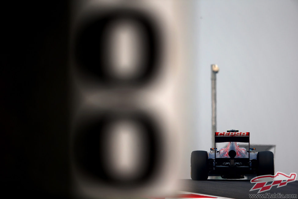 Vista trasera de Daniel Ricciardo tras pasar por un cartel de distancia a la curva