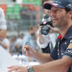 ¿Me echas una firmita, Mark Webber?