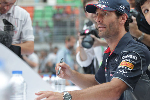 ¿Me echas una firmita, Mark Webber?