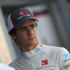 Esteban Gutiérrez pensativo momentos antes de subirse al monoplaza