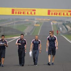 Paseo de Valtteri Bottas con varios miembros de Williams