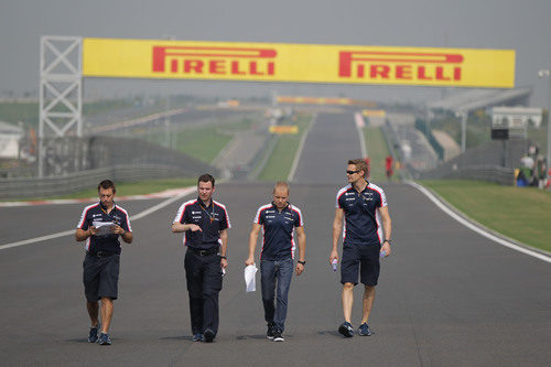 Paseo de Valtteri Bottas con varios miembros de Williams