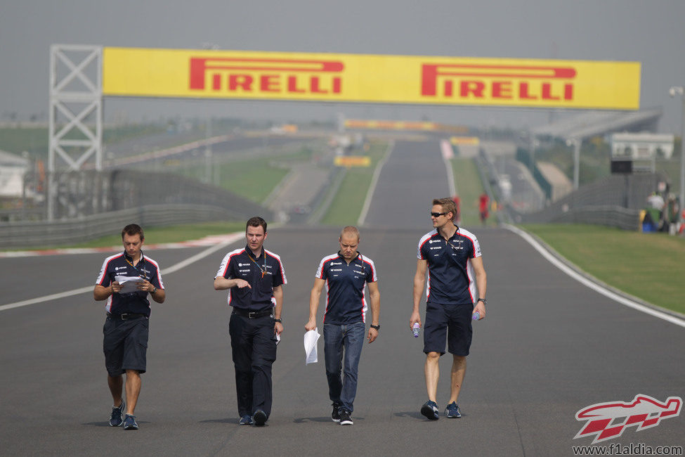 Paseo de Valtteri Bottas con varios miembros de Williams