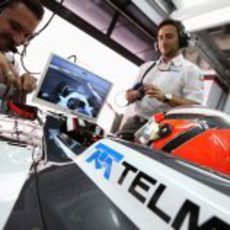 Nico Hülkenberg observa en su monitor el desarrollo de los Libres en India