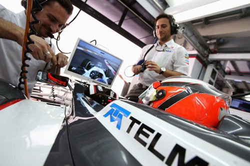 Nico Hülkenberg observa en su monitor el desarrollo de los Libres en India