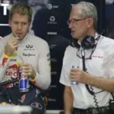 Sebastian Vettel junto a Helmut Marko en la India