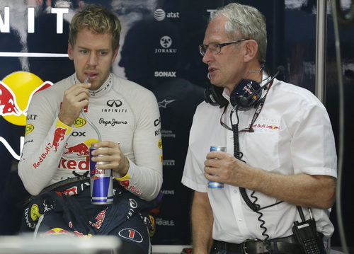Sebastian Vettel junto a Helmut Marko en la India