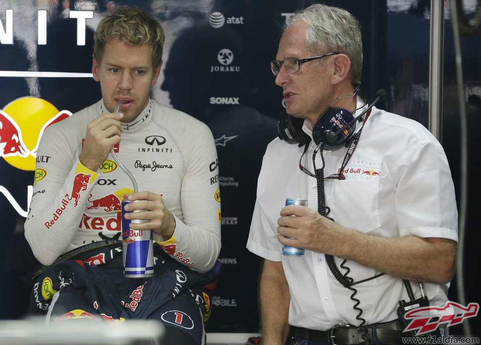 Sebastian Vettel junto a Helmut Marko en la India