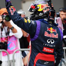 Sebastian Vettel saluda tras la pole