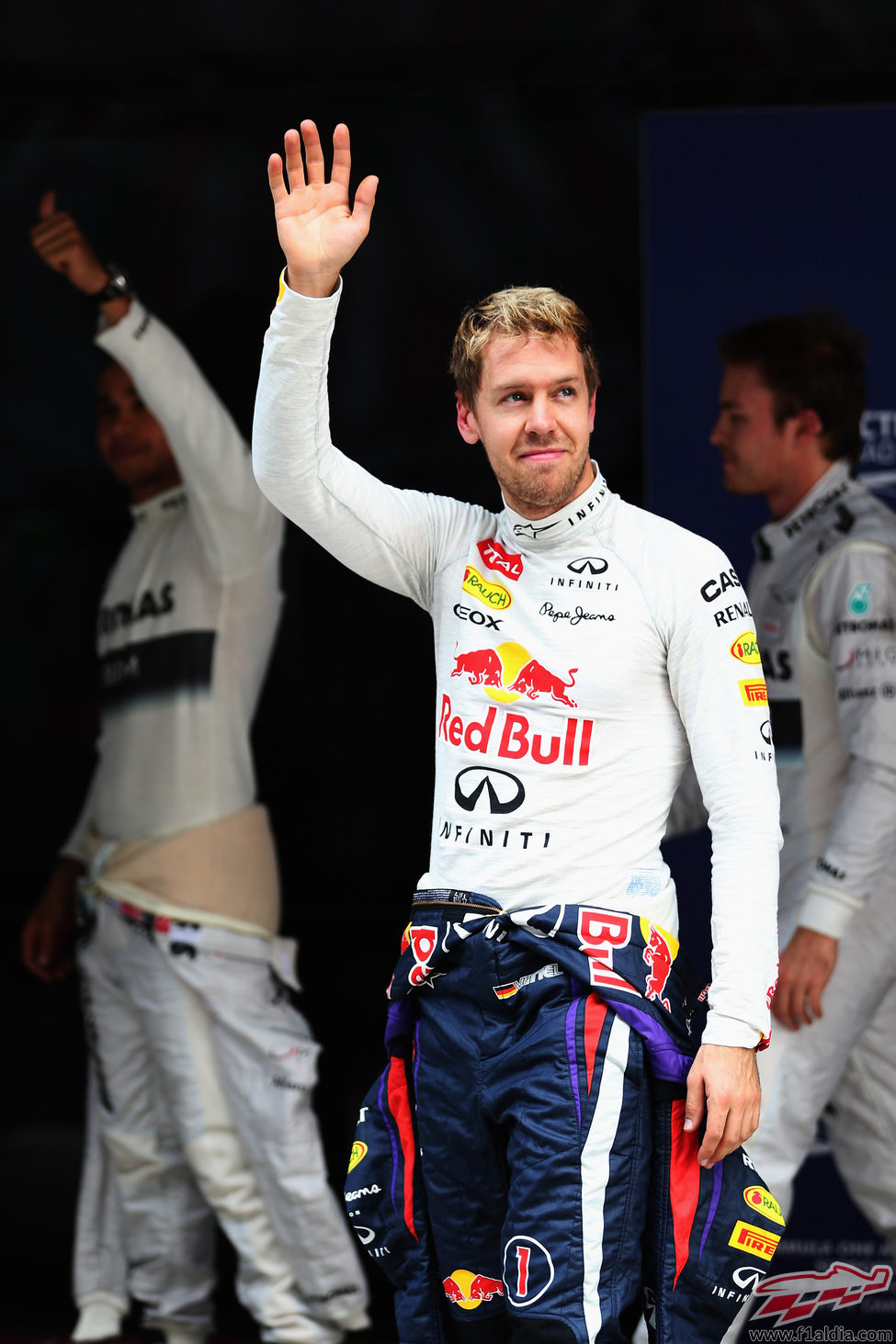 Saludo triunfal de Sebastian Vettel