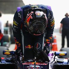 Sebastian Vettel se baja del RB9 tras la clasificación